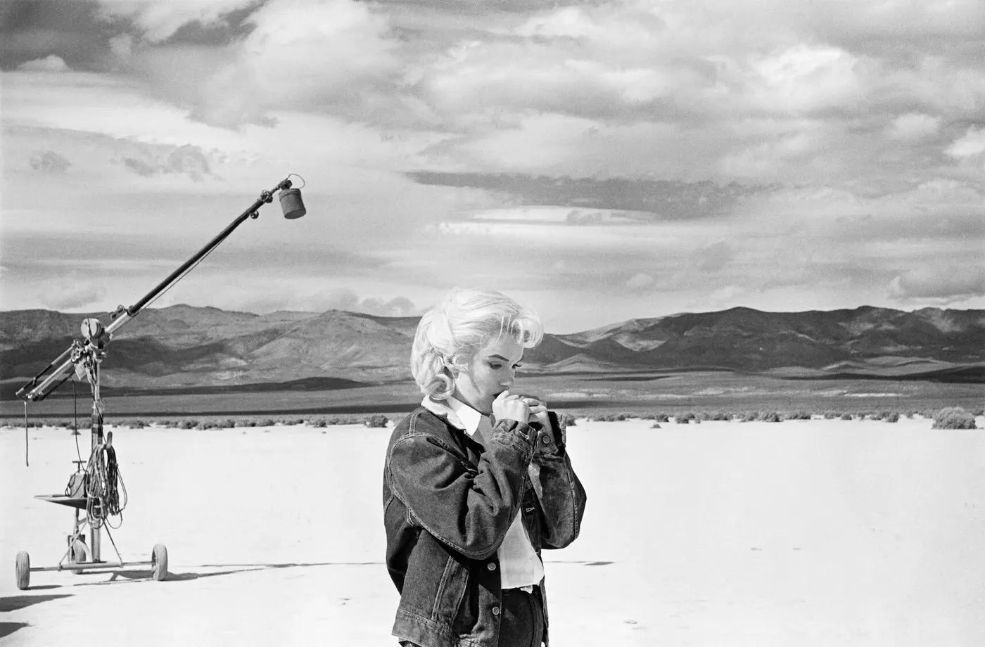 Eve Arnold’s Quiet Marilyn in a Vast Desert Frame