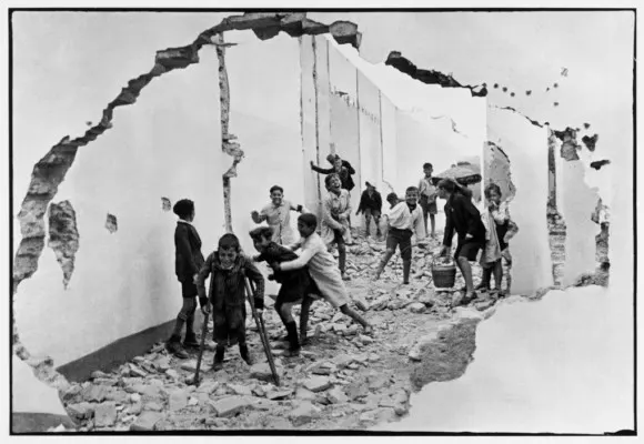 Henri Cartier-Bresson’s Ruins Become a Stage for Human Vitality