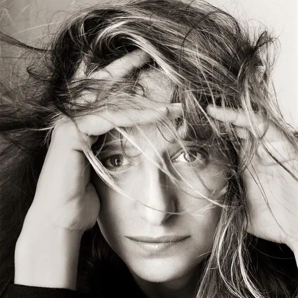A Portrait Built on Presence, Motion, and Monochrome Grace (Annie Leibovitz)